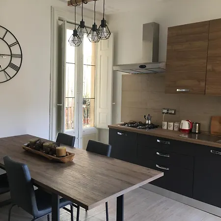 Bohemian Terrace Downtown Apartment *